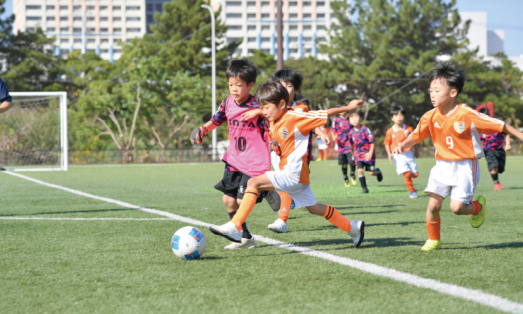 NPO法人浦安スポーツ&カルチャークラブのメインビジュアルサッカーをする子供たち